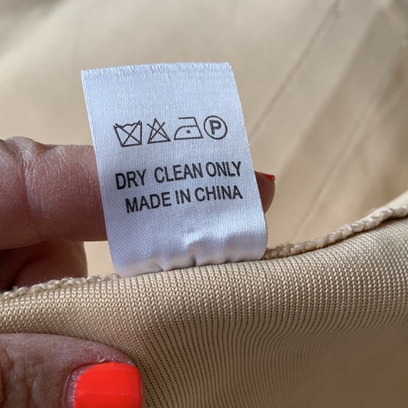 Heavy and structured metallic dress, body con, gold. - Picture 5 of 8